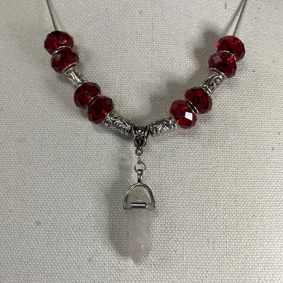 Red faceted glass bead and silvertone bead crystal necklace - Picture 2 of 8